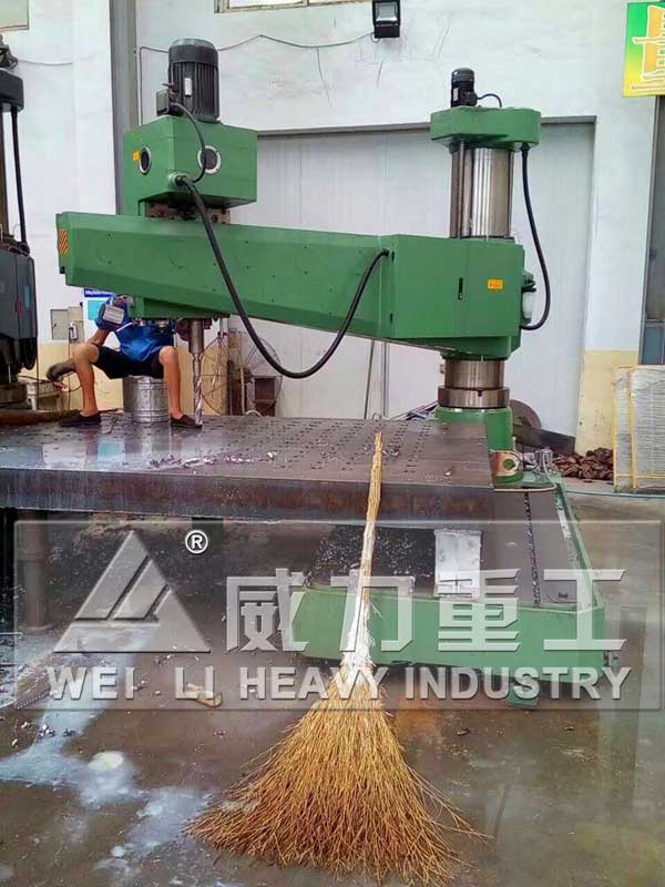 Z3050搖臂鉆床鉆孔現(xiàn)場(chǎng)
